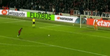 西乙门将怒拳击倒对手引发争议