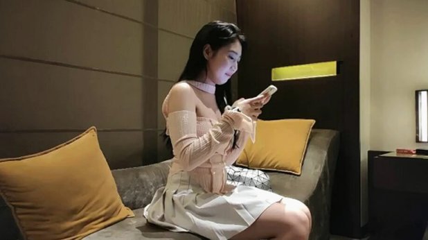 19岁网红亚马尔购物遭偷拍引发隐私争议