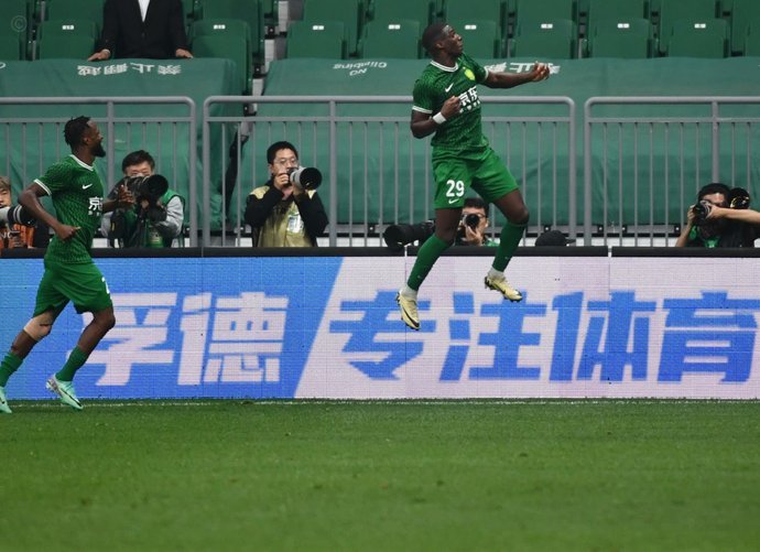 来自北京的惊喜！国安球迷赴西班牙探望巴坎布 手举7年前球衣