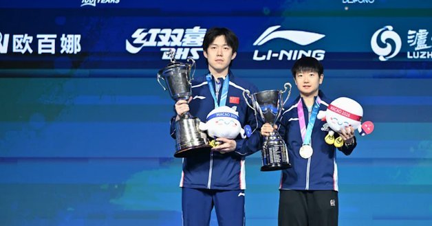 日本队世界杯谢幕：优雅鞠躬致谢球迷