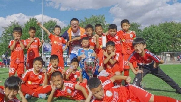 嗨球少年怎么不敢跟董路小将比一场？整天就踢些野鸡比赛。