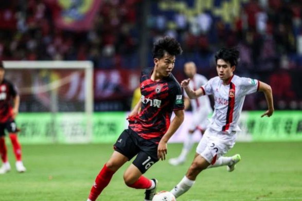 继续留洋！官方：荷乙邓伯什续租21岁王博豪1年，上赛季出场19次